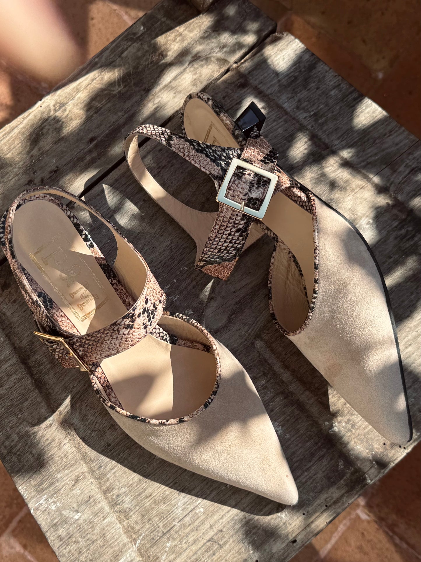 Slingback Venice Bicudo em Camurça e Pele Bege