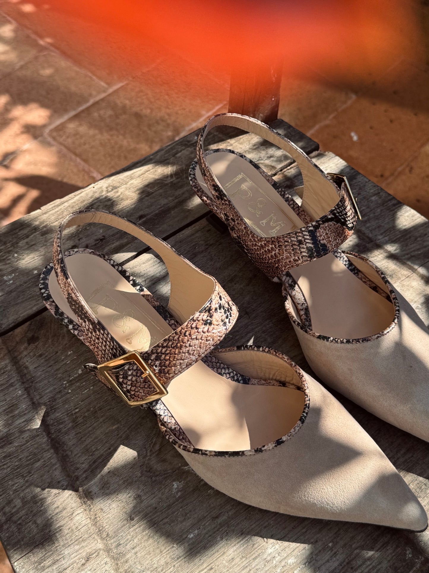 Slingback Venice Bicudo em Camurça e Pele Bege