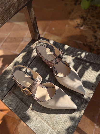 Slingback Venice Bicudo em Camurça e Pele Bege
