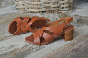 Sandálias Adriana Camel
