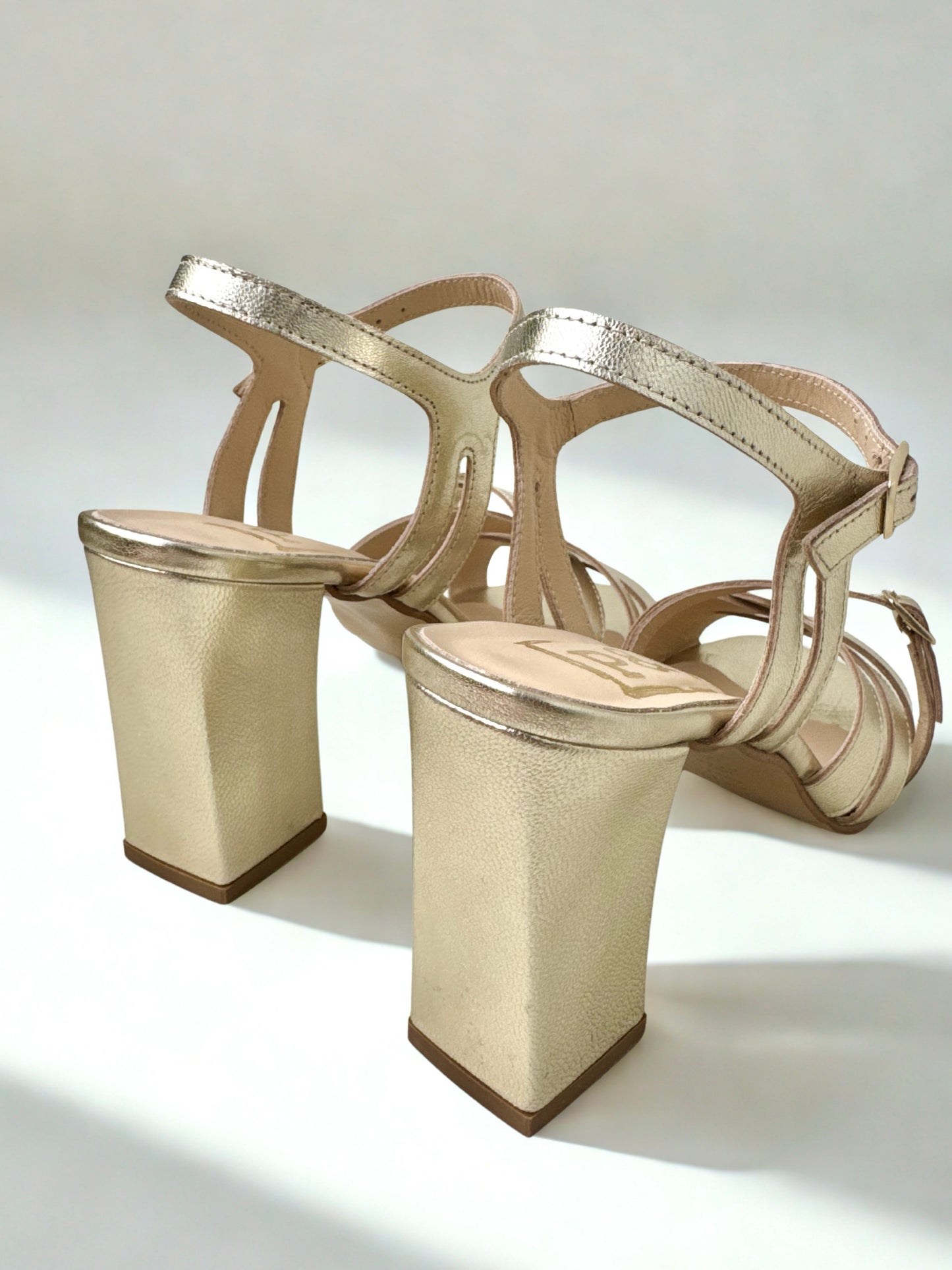 Sandálias Capri em Pele Dourado