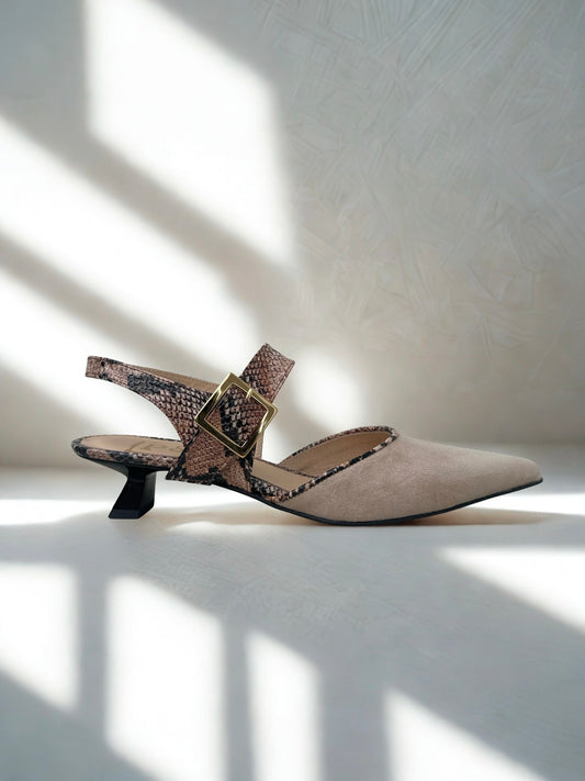 Slingback Venice Bicudo em Camurça e Pele Bege